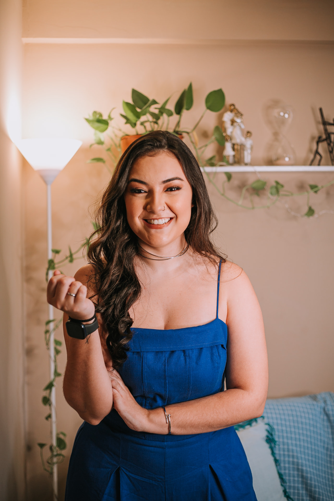 Carolina Alves, psicóloga perinatal, sorrindo em seu consultório